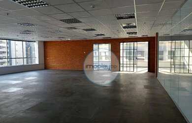 Imagem: O depósito possui 5 Vagas na garagem, 270m² de Área e está