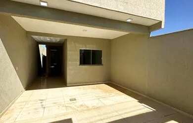 Imagem: A casa possui 3 Dormitórios, 2 Banheiros, 3 Vagas na garagem