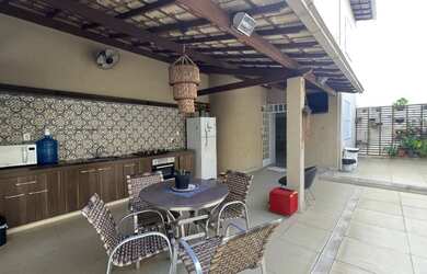 Imagem: A casa possui 4 Dormitórios, 4 Banheiros, 2 Vagas na garagem