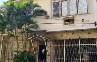 Imagem: A casa possui 3 Dormitórios, 2 Banheiros, 1 Vaga na garagem