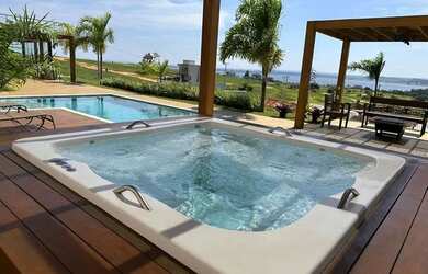 Imagem: A casa possui 3 Dormitórios, 3 Banheiros, 5 Vagas na garagem