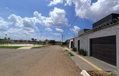 Imagem 3: Casa Térrea Alto Padrão / frente a Praça Goiânia