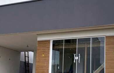 Imagem: A casa possui 3 Dormitórios, 2 Banheiros, 1 Vaga na garagem