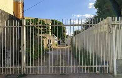 Imagem: A casa possui 4 Dormitórios, 3 Banheiros, 2 Vagas na garagem