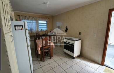 Imagem: A casa possui 3 Dormitórios, 2 Banheiros, 2 Vagas na garagem