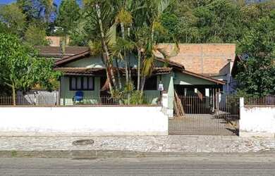 Imagem: A casa possui 3 Dormitórios, 3 Banheiros, 2 Vagas na garagem