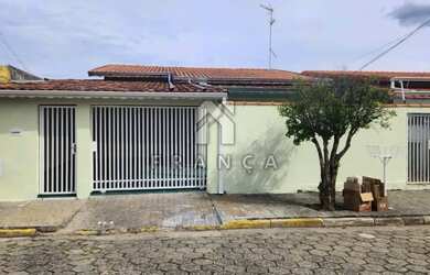 Imagem: A casa possui 3 Dormitórios, 1 Banheiro, 3 Vagas na garagem