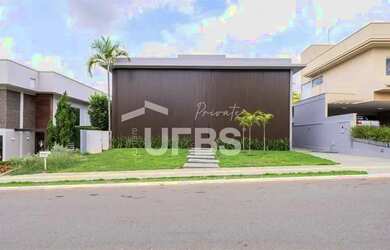 Imagem: A casa em condomínio possui 4 Dormitórios, 5 Banheiros, 2