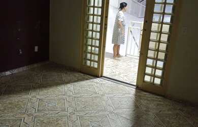 Imagem: A casa possui 2 Dormitórios, 2 Banheiros, 1 Vaga na garagem