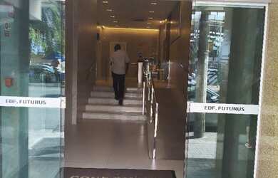 Imagem: Sala com vaga de garagem e banheiro privativo