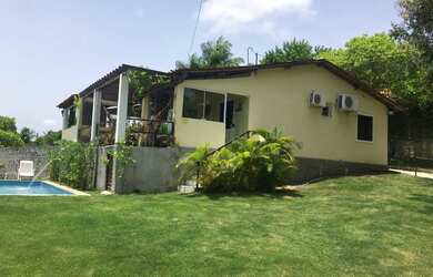 Imagem: A casa possui 3 Dormitórios, Acomodam 12 pessoas, 5 Vagas na