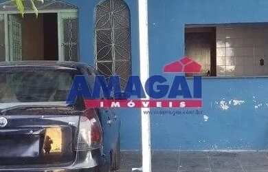 Imagem: A casa possui 2 Dormitórios, 1 Banheiro, 2 Vagas na garagem