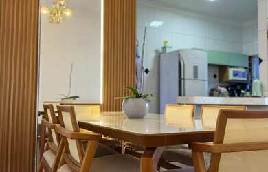 Imagem: A casa possui 3 Dormitórios, 2 Banheiros, 3 Vagas na garagem