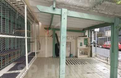 Imagem: A casa possui 3 Dormitórios, 2 Banheiros, 2 Vagas na garagem