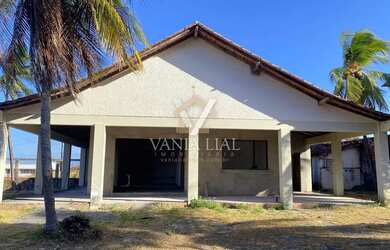 Imagem: A casa possui 3 Dormitórios, 4 Banheiros, 2 Vagas na garagem