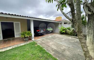 Imagem: A casa possui 4 Dormitórios, 4 Banheiros, 4 Vagas na garagem