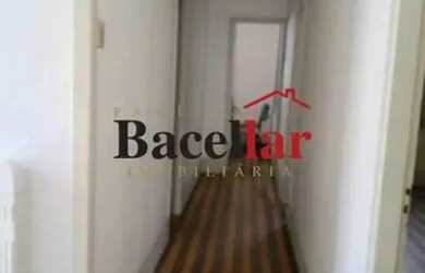 Imagem: A casa possui 4 Dormitórios, 1 Banheiro, 5 Vagas na garagem