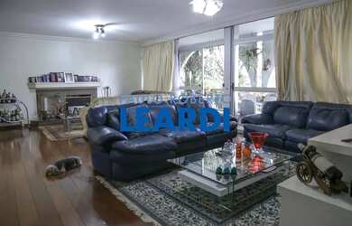 Imagem: O apartamento possui 4 Dormitórios, 5 Banheiros, 3 Vagas na