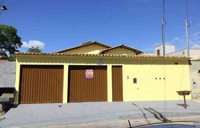 Imagem: A casa possui 3 Dormitórios, 1 Banheiro, 2 Vagas na garagem