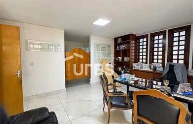 Imagem: O depósito possui 5 Vagas na garagem e 350m² de Área e está