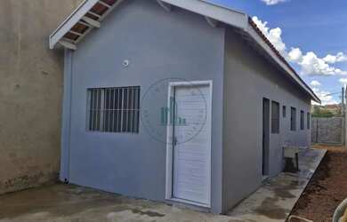 Imagem: A casa possui 3 Dormitórios, 1 Banheiro, 2 Vagas na garagem