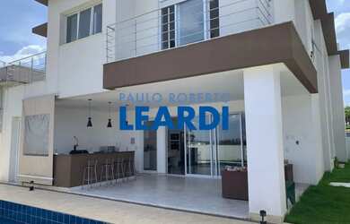 Imagem: A casa possui 4 Dormitórios, 5 Banheiros, 5 Vagas na garagem