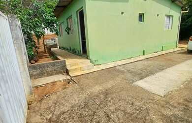 Imagem: A casa possui 3 Dormitórios, 1 Banheiro e 3 Vagas na garagem