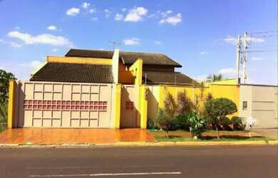 Imagem: A casa possui 4 Dormitórios, 5 Banheiros, 4 Vagas na garagem