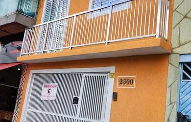 Imagem: A casa possui 2 Dormitórios, 2 Banheiros, 2 Vagas na garagem