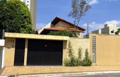 Imagem: A casa possui 4 Dormitórios, 2 Banheiros, 4 Vagas na garagem