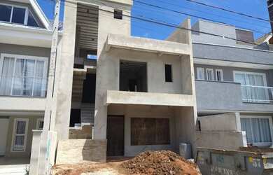 Imagem: A casa possui 3 Dormitórios, 2 Banheiros, 3 Vagas na garagem