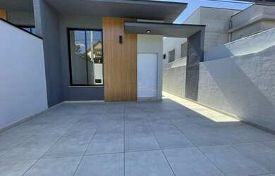 Imagem: A casa possui 3 Dormitórios, 2 Banheiros, 2 Vagas na garagem