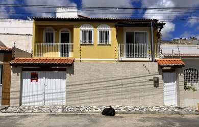 Imagem: A casa possui 3 Dormitórios, 3 Banheiros, 2 Vagas na garagem