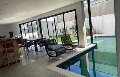 Imagem: A casa em condomínio possui 4 Dormitórios, 5 Banheiros, 5