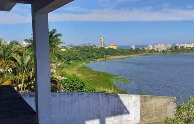 Imagem: A casa possui 3 Dormitórios, 5 Banheiros, 2 Vagas na garagem
