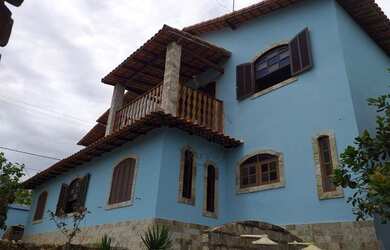 Imagem: A casa possui 3 Dormitórios, 2 Banheiros, 1 Vaga na garagem