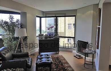 Imagem 8: Vista incrível e lavandas na janela.Pura poesia