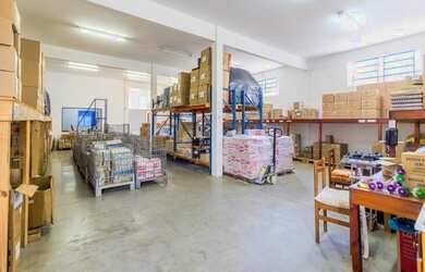 Imagem: O depósito possui 5 Vagas na garagem, 450m² de Área e está