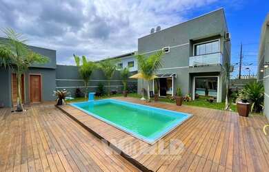 Imagem: A casa possui 3 Dormitórios, 3 Banheiros, 5 Vagas na garagem