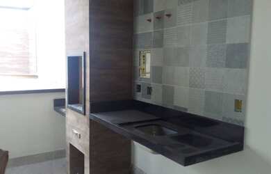 Imagem: A casa possui 3 Dormitórios, 3 Banheiros, 2 Vagas na garagem