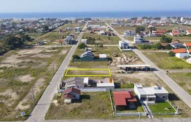 Imagem: O terreno possui 300m² de Área e está localizado em Balneário