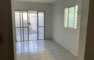 Imagem: A casa possui 3 Dormitórios, 2 Banheiros, 1 Vaga na garagem