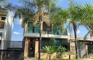 Imagem: A casa possui 3 Dormitórios, 3 Banheiros, 4 Vagas na garagem