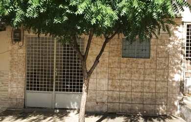 Imagem: A casa possui 2 Dormitórios e 1 Banheiro e está localizado