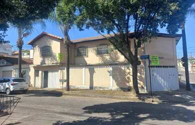 Imagem: A casa possui 5 Dormitórios, 5 Banheiros, 3 Vagas na garagem