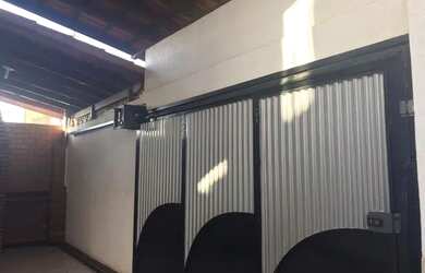 Imagem: A casa possui 3 Dormitórios, 2 Banheiros, 2 Vagas na garagem