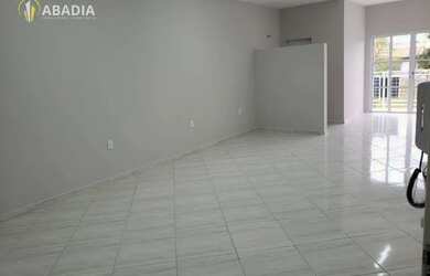 Imagem: O depósito possui 4 Vagas na garagem, 320m² de Área e está