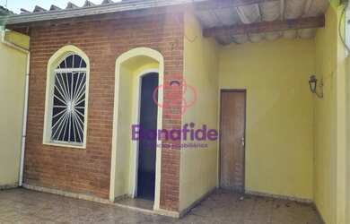 Imagem: A casa possui 3 Dormitórios, 1 Banheiro, 2 Vagas na garagem