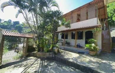 Imagem: A casa à venda possui 5 Dormitórios, 5 Banheiros, 2 Vagas