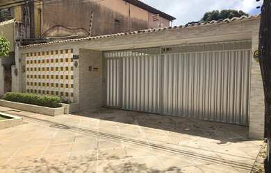 Imagem: A casa possui 3 Dormitórios, 1 Banheiro, 2 Vagas na garagem